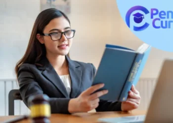 Jovem estudando ao lado da logo da Pensar Cursos.