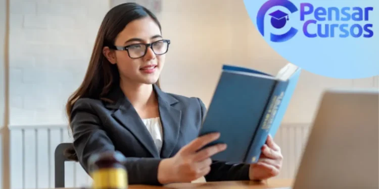 Jovem estudando ao lado da logo da Pensar Cursos.