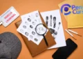 Material de perícia criminal com impressões digitais e lupa em mesa.