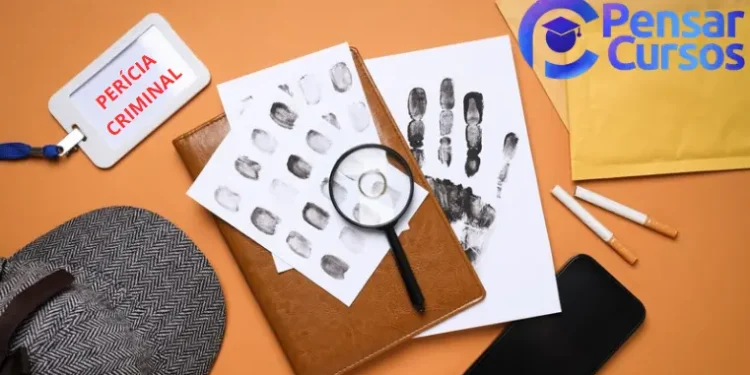 Material de perícia criminal com impressões digitais e lupa em mesa.