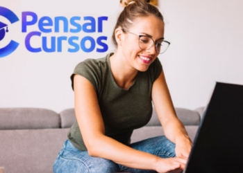 Mulher mexendo em notebook ao lado da logo da Pensar Cursos.