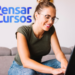 Mulher mexendo em notebook ao lado da logo da Pensar Cursos.
