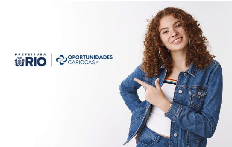 Jovem ruiva sorrindo, de jaqueta jeans, aponta para logotipos da Prefeitura do Rio e Oportunidades Cariocas em fundo branco.