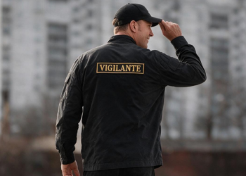 Vigilante caminhando na rua.