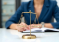 Advogada em atuação com símbolo da Justiça representando a advocacia pro bono.