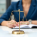 Advogada em atuação com símbolo da Justiça representando a advocacia pro bono.