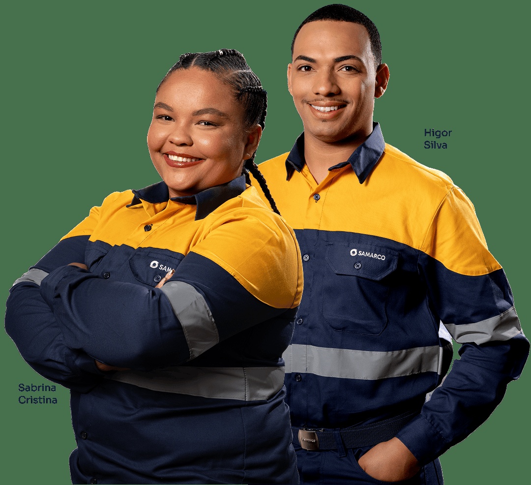 Dois jovens de uniforme da Samarco sorriem lado a lado, em arte de divulgação do Programa Aprendiz Samarco
