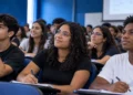 Estudantes participam de aulão preparatório para o Enem 2026.