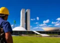 Trabalhador observa o Congresso Nacional, representando o avanço da PEC que prevê o fim da jornada 6x1.