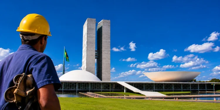 Trabalhador observa o Congresso Nacional, representando o avanço da PEC que prevê o fim da jornada 6x1.