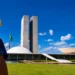 Trabalhador observa o Congresso Nacional, representando o avanço da PEC que prevê o fim da jornada 6x1.