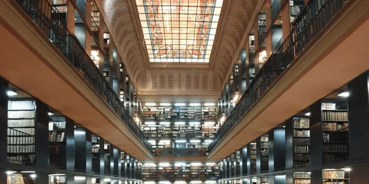 Biblioteca Nacional Digital com acervo de livros, jornais antigos e mapas disponíveis gratuitamente pela internet.