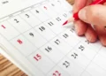Calendário de 2026 destacando datas de feriados restantes no ano.