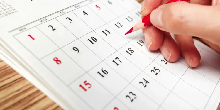 Calendário de 2026 destacando datas de feriados restantes no ano.