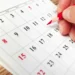 Calendário de 2026 destacando datas de feriados restantes no ano.