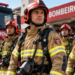 Bombeiros fardados em formação representando as diferenças entre as carreiras de bombeiro civil e militar.