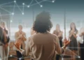 Profissional de Ciências Sociais em apresentação sobre sociedade e mercado de trabalho.