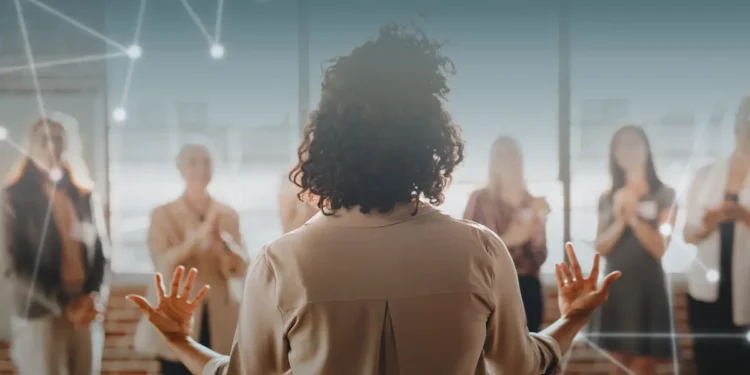 Profissional de Ciências Sociais em apresentação sobre sociedade e mercado de trabalho.