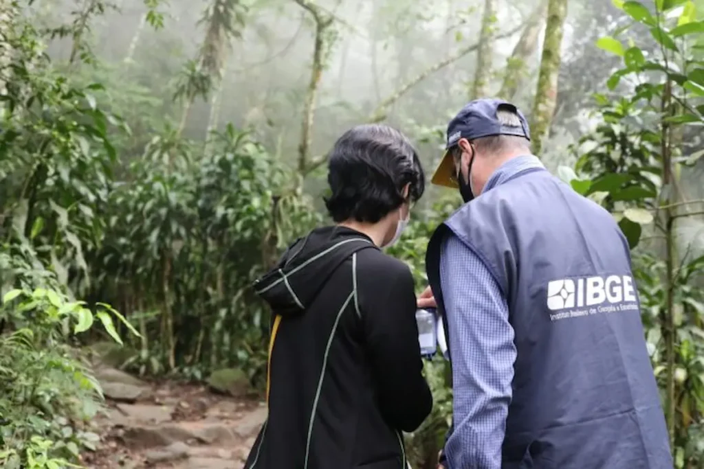 Agente do IBGE realiza atividade de campo durante levantamento de dados para pesquisas do instituto.