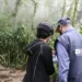 Agente do IBGE realiza atividade de campo durante levantamento de dados para pesquisas do instituto.