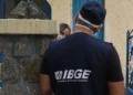 Agente do IBGE realizando visita durante pesquisa em residência.