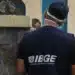 Agente do IBGE realizando visita durante pesquisa em residência.