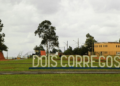 Placa de identificação de Dois Córregos, município do interior de São Paulo onde ocorre concurso público da Câmara Municipal.
