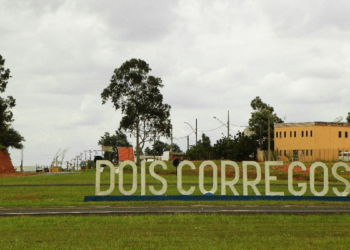 Placa de identificação de Dois Córregos, município do interior de São Paulo onde ocorre concurso público da Câmara Municipal.