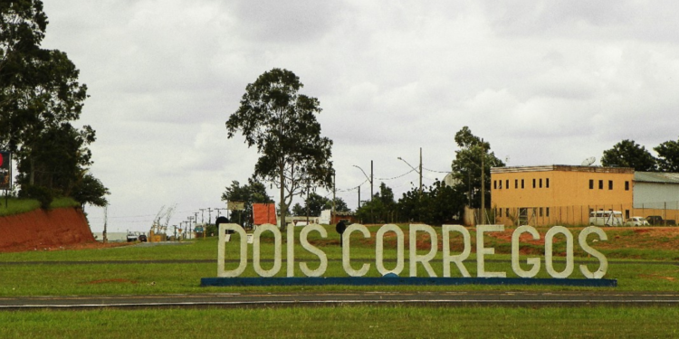 Placa de identificação de Dois Córregos, município do interior de São Paulo onde ocorre concurso público da Câmara Municipal.