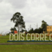 Placa de identificação de Dois Córregos, município do interior de São Paulo onde ocorre concurso público da Câmara Municipal.