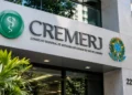 Fachada do CREMERJ com identificação do Conselho Regional de Medicina do Estado do Rio de Janeiro para concurso público de 2026.