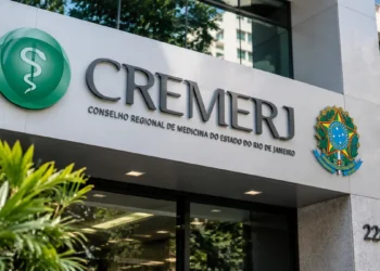 Fachada do CREMERJ com identificação do Conselho Regional de Medicina do Estado do Rio de Janeiro para concurso público de 2026.