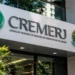 Fachada do CREMERJ com identificação do Conselho Regional de Medicina do Estado do Rio de Janeiro para concurso público de 2026.