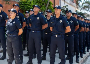 Guardas municipais de Cubatão uniformizados durante formação para representar concurso público da Guarda Municipal.