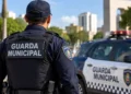 Guarda municipal fardado ao lado de viatura representando concurso da Guarda Municipal de Resende RJ.