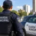 Guarda municipal fardado ao lado de viatura representando concurso da Guarda Municipal de Resende RJ.