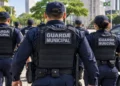 Grupo de guardas municipais uniformizados em atuação representa concurso da Guarda Municipal de São Gonçalo RJ.