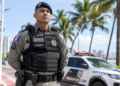 Policial militar fardado representa o concurso da PM AL com 1.060 vagas para soldados e oficiais.