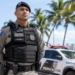 Policial militar fardado representa o concurso da PM AL com 1.060 vagas para soldados e oficiais.