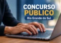 Pessoa fazendo inscrição em concurso público pelo computador com destaque para concurso no Rio Grande do Sul.