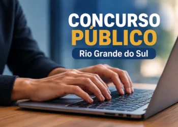 Pessoa fazendo inscrição em concurso público pelo computador com destaque para concurso no Rio Grande do Sul.
