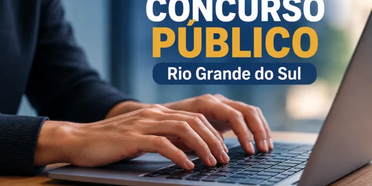 Pessoa fazendo inscrição em concurso público pelo computador com destaque para concurso no Rio Grande do Sul.