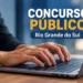 Pessoa fazendo inscrição em concurso público pelo computador com destaque para concurso no Rio Grande do Sul.
