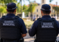 Guardas municipais fardados em praça pública representando concursos para Guarda Municipal em 2026.