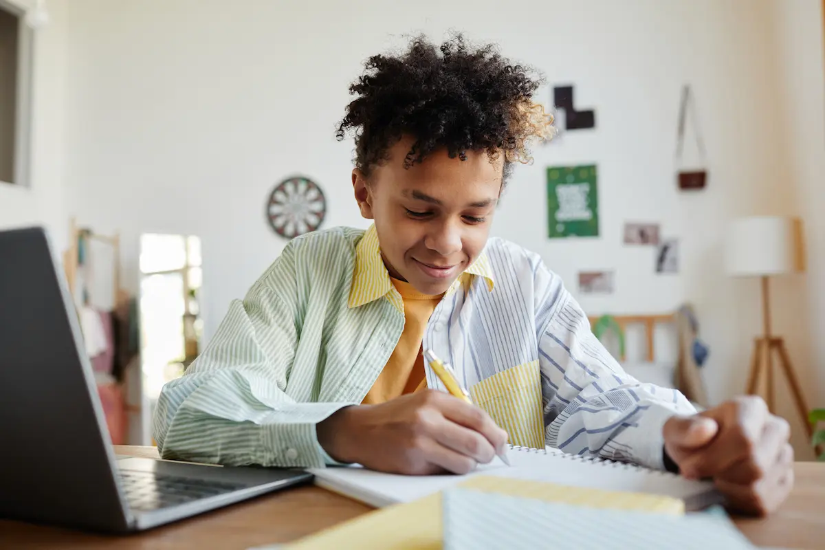 Estudante se preparando para o Enem 2026 em cursinho preparatório gratuito com inscrições online abertas.