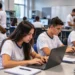 Estudantes participam de aula prática em curso técnico com uso de computadores e equipamentos profissionais.