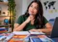 Estudante em ambiente de estudos com materiais de idiomas representando a formação bilíngue do Pensar Cursos.