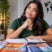 Estudante em ambiente de estudos com materiais de idiomas representando a formação bilíngue do Pensar Cursos.