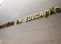 Fachada do Ministério da Educação relacionada à oferta de cursos gratuitos pelo Pronatec.