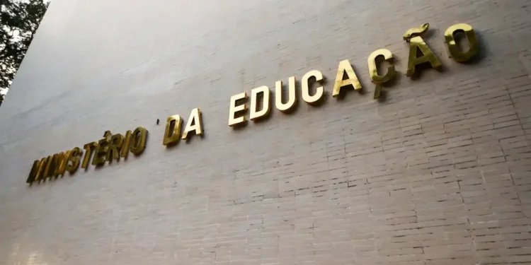 Fachada do Ministério da Educação relacionada à oferta de cursos gratuitos pelo Pronatec.